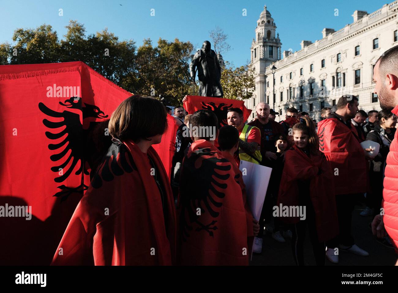 Die Albaner in London protestierten am Samstag (November 12) nach den