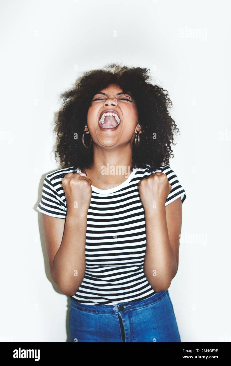 Stress, Schreie oder wütende schwarze Frau im Studio schreit vor Angst auf weißem Hintergrund. Burnout, Geschrei oder frustriertes Afro-Mädchen Stockfoto