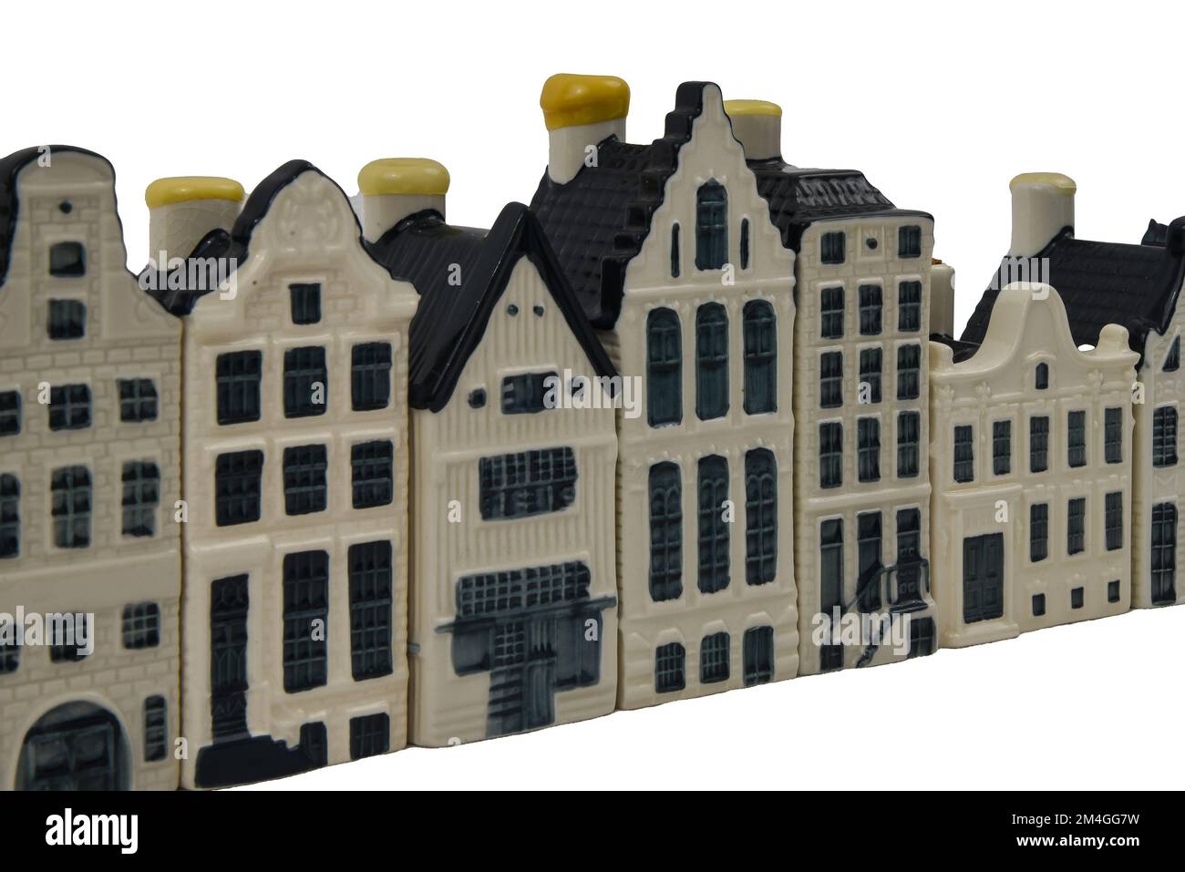 Den Helder, Niederlande. Dezember 2022. Den Helder, Niederlande. Dezember 2022. Keramikhäuser mit Duch-Giebel gefüllt mit Gin, Delft Blue Earthenwar Stockfoto