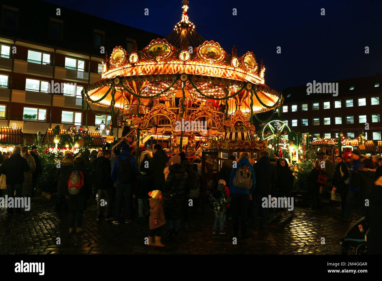 Kinderkarussell, Kinderweihnachtsmarkt, Nürnberg, Nürnberger Weihnachtsmarkt, Nürnberger Christkindlesmarkt, Engel, Anhänger, Kugel, Glühwein, Stockfoto