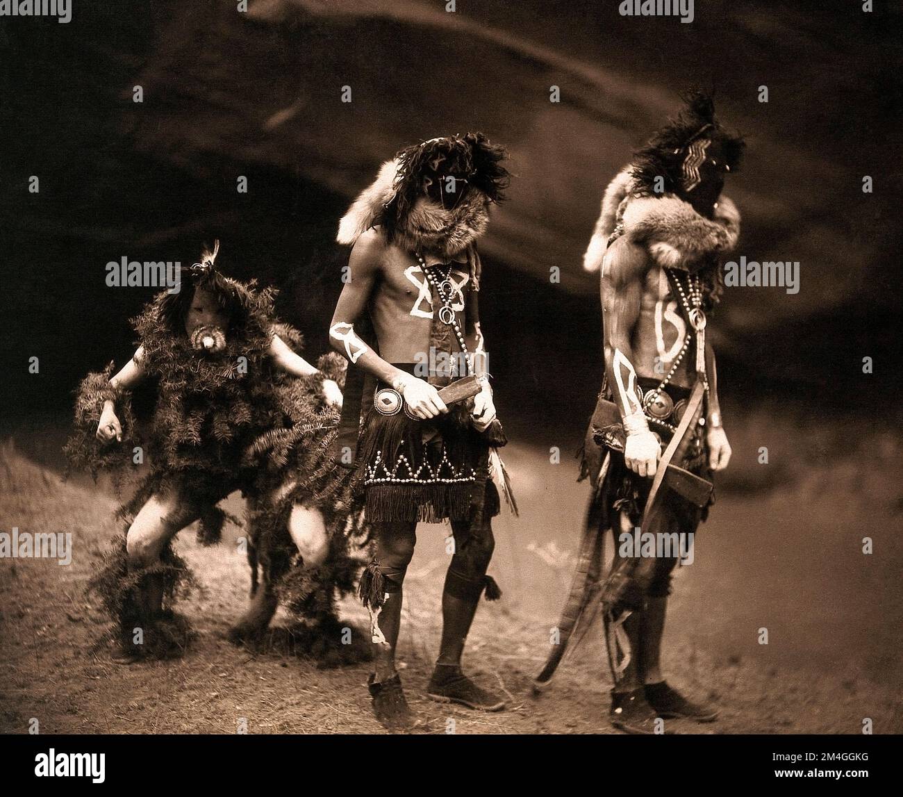 Drei Navajo-Männer, die als Kriegsgötter fungieren: Tonenili, Tobadzischini und Nayenezgani von Edward S. Curtis, 1904 Stockfoto