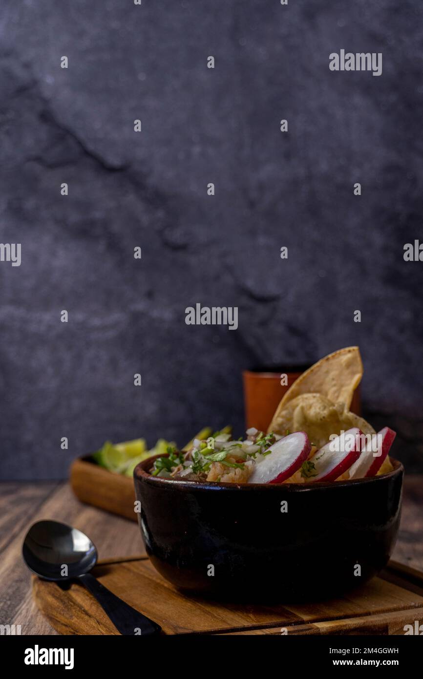 mexikanisches Frühstück, Chilaquiles mit Eiern und getoastetem Brot ...