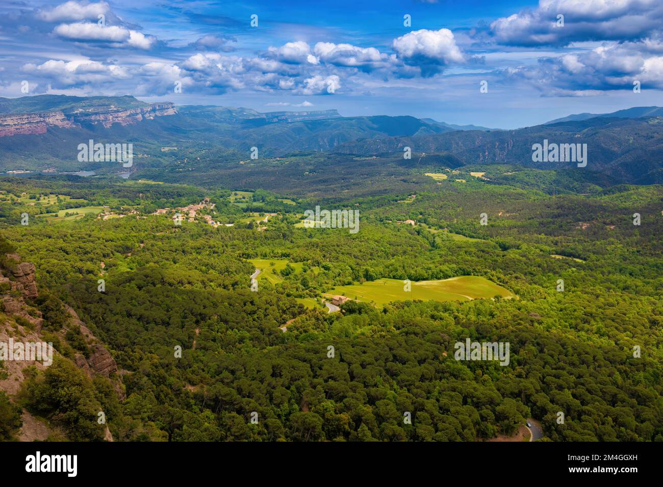 Luftaufnahme der beeindruckenden Wälder des Naturparks Las Guillerias, Katalonien, Spanien Stockfoto