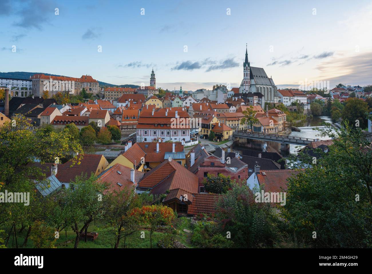 Cesky Krumlov aus der Vogelperspektive mit Schloss und Kirche des Heiligen Veitses - Cesky Krumlov, Tschechische Republik Stockfoto