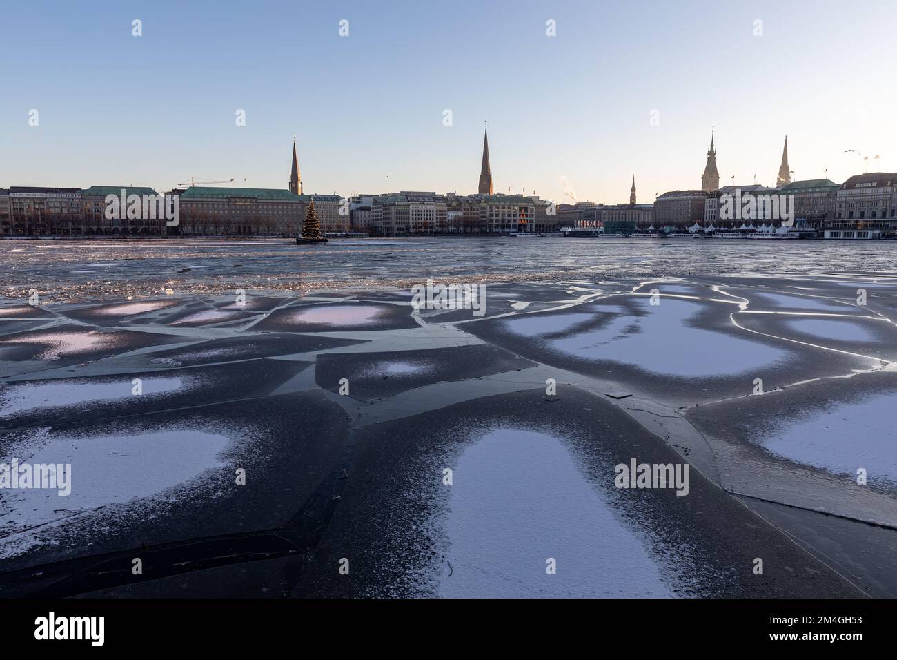 Schneebedeckte Eisschollen an der Hamburger Innenalster Stockfoto