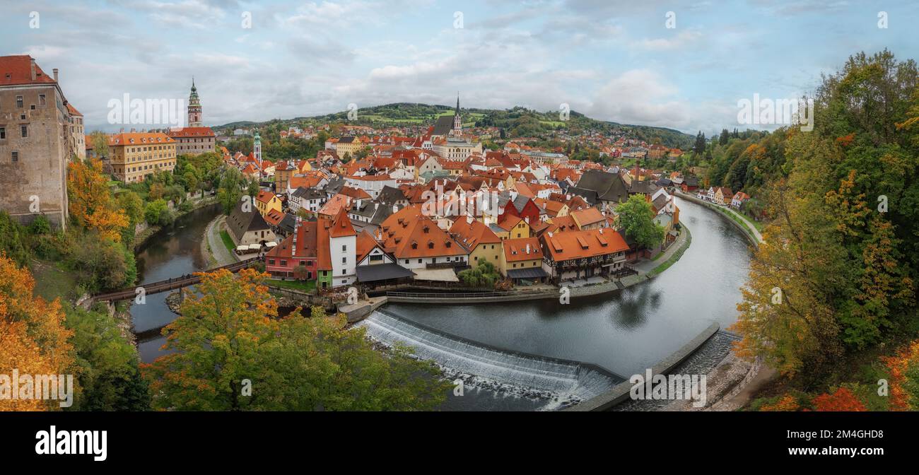 Panoramablick aus der Vogelperspektive auf Cesky Krumlov mit Burg, Kirche des Heiligen Veitses und Moldau im Herbst - Cesky Krumlov, Tschechische Republik Stockfoto