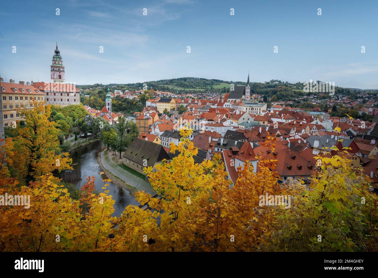 Blick aus der Vogelperspektive auf Cesky Krumlov mit Schloss, Kirche des Heiligen Veitses während der Herbstsaison - Cesky Krumlov, Tschechische Republik Stockfoto