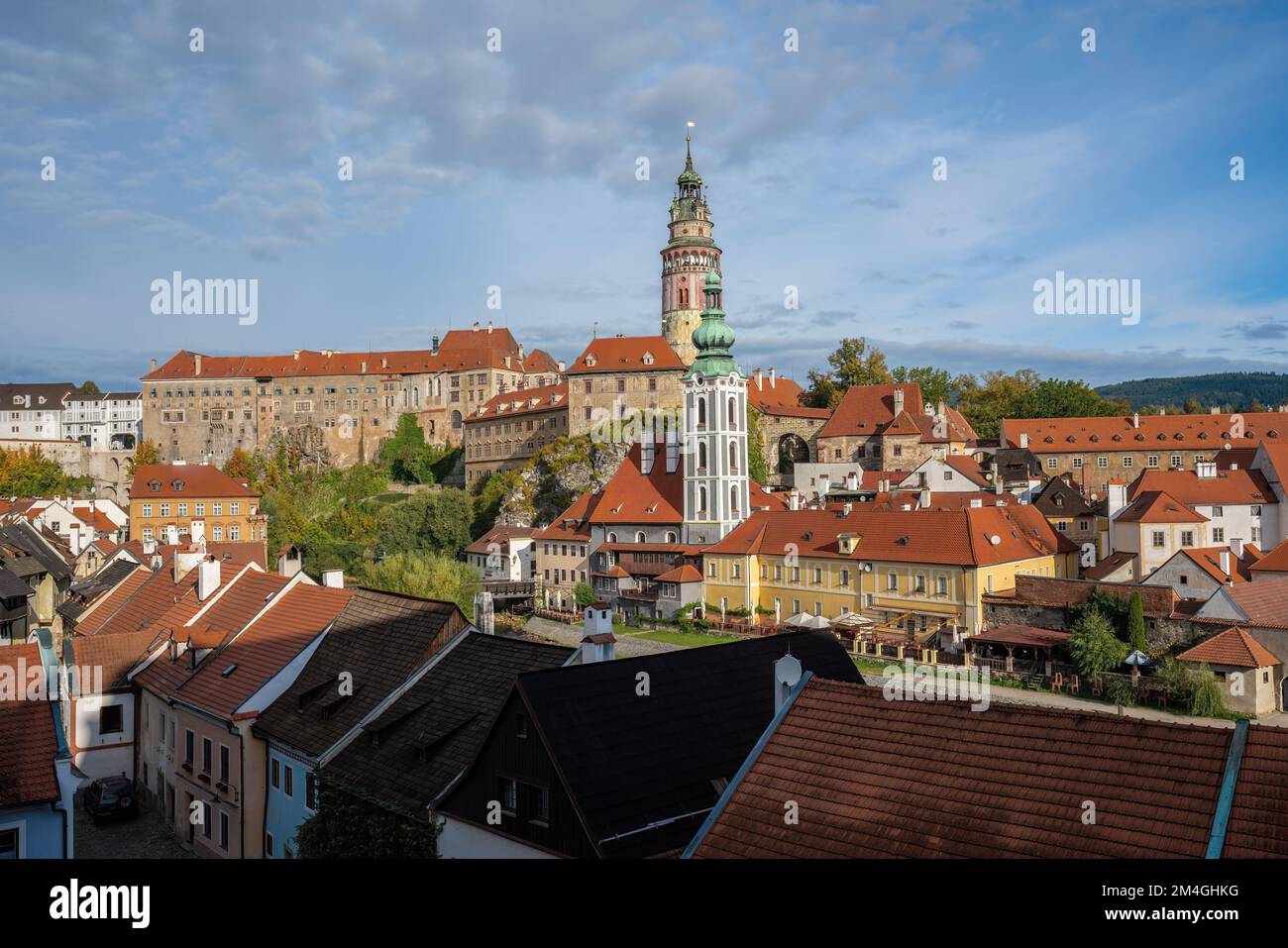 Cesky Krumlov aus der Vogelperspektive mit Burgturm und der ehemaligen Kirche St. Jost - Cesky Krumlov, Tschechische Republik Stockfoto