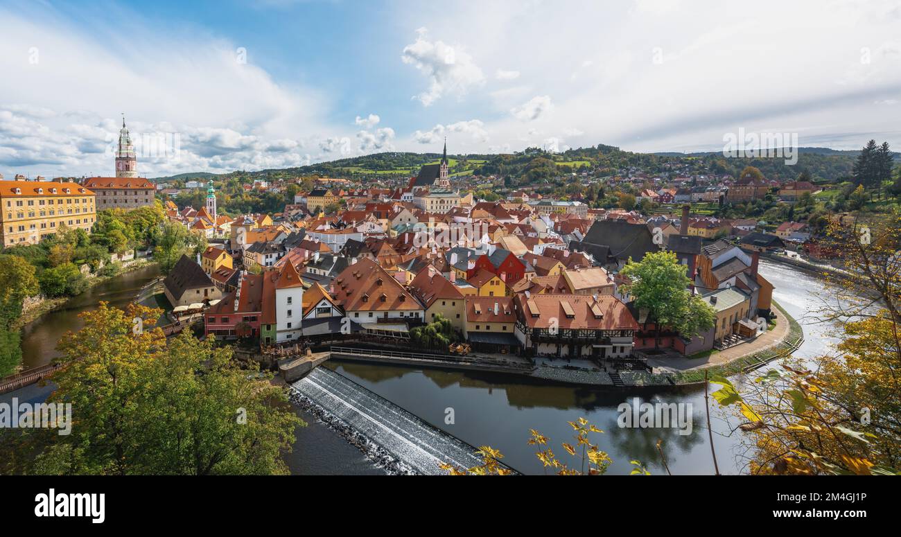Panoramablick auf Cesky Krumlov mit Schloss, Kirche des Heiligen Veitses und Moldau - Cesky Krumlov, Tschechische Republik Stockfoto