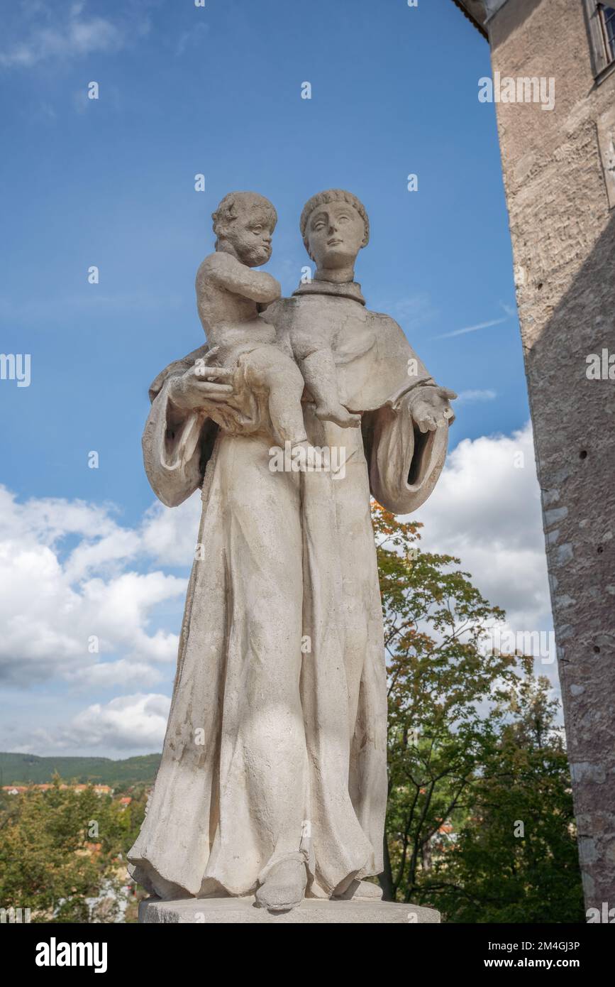 Statue des Heiligen Antonius von Padua an der Tarnbrücke der Burg Cesky Krumlov - Cesky Krumlov, Tschechische Republik Stockfoto