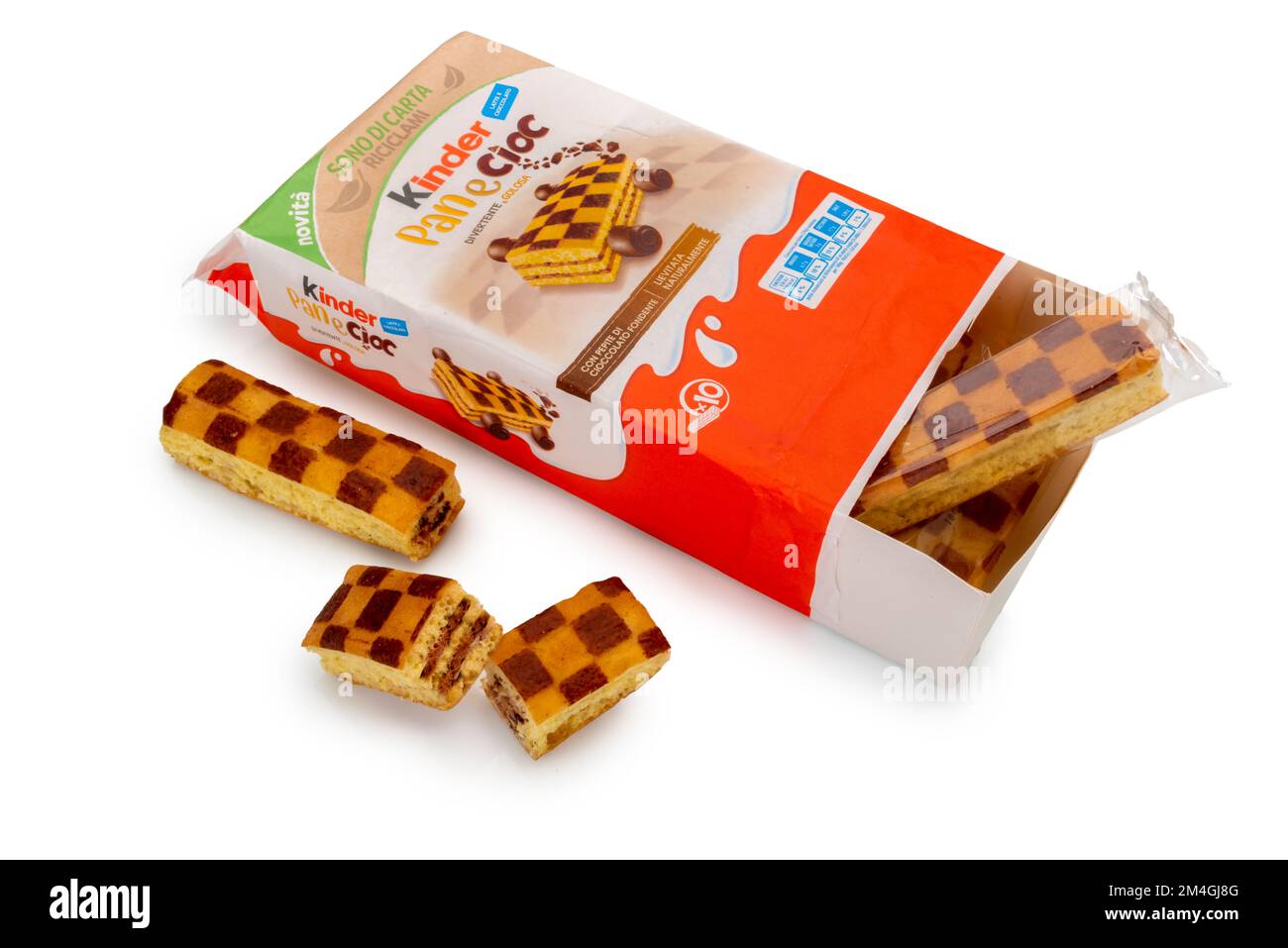 Alba, Italien - 21. Dezember 2022: Pan e Cioc Ferrero Schwammkuchen und Schokolade, ganzer Snack und eine Pfanne in der Nähe von italienischer recyclingfähiger Papierverpackung isoliert Stockfoto