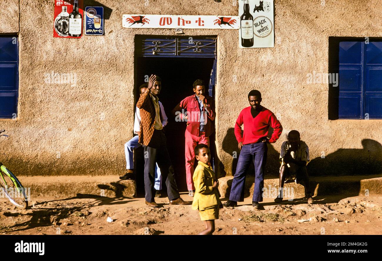 Äthiopien, 1970er, Bahir dar, Männer vor dem Eingang der Bar, Amhara, Ostafrika, Stockfoto