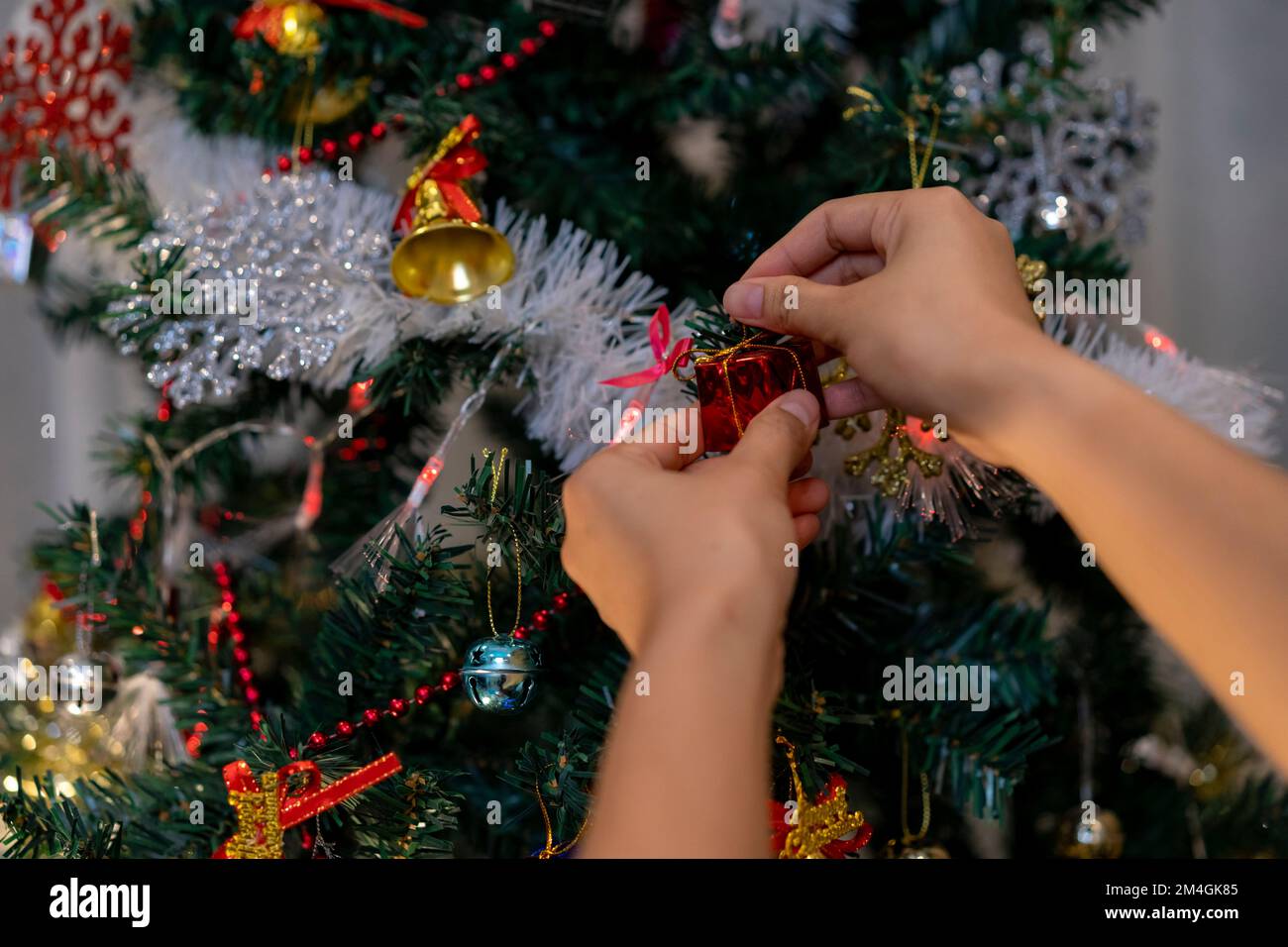 Bild: Dekorativer Weihnachtsbaum, Konzept für ein frohes neues Jahr und eine Weihnachtsfeier. Stockfoto