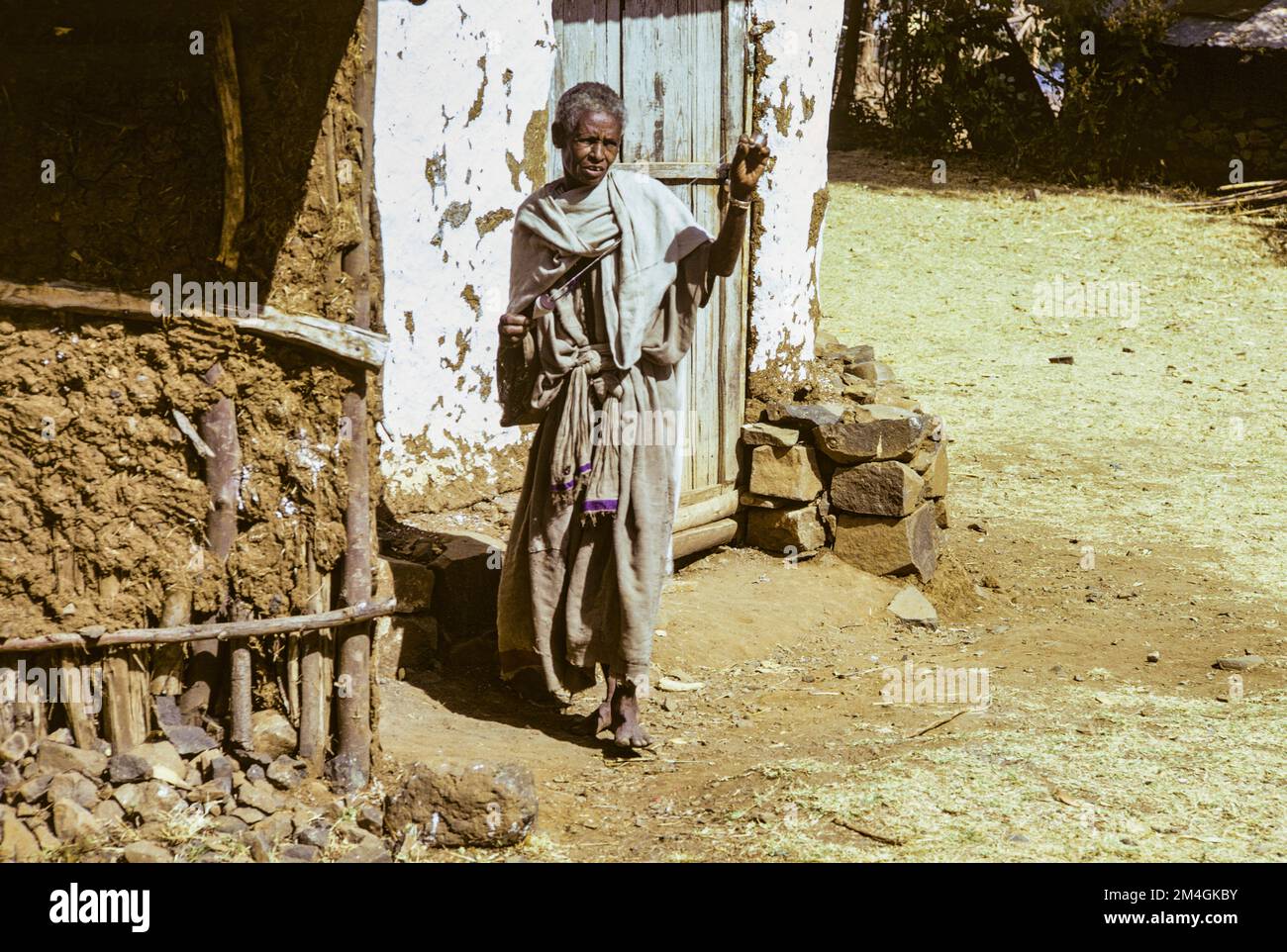 Äthiopien, 1970er, jüdisches Dorf Falasha, ältere Frau, die Wolle spinnt, Beta Israel Falashas äthiopische Juden, Region Amhara, Ostafrika, Stockfoto