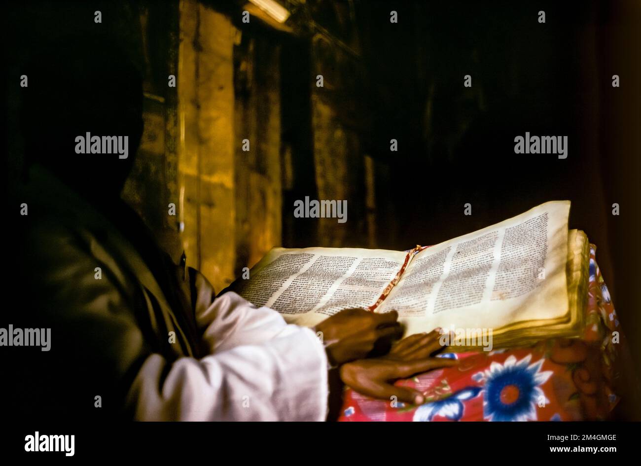 Äthiopien, 1970er, Gondar, orthodoxer Priester liest antike Bibel, geschrieben in Amharisch, Debre Birhan Selassie Kirche, Amhara Region, Ostafrika, Stockfoto