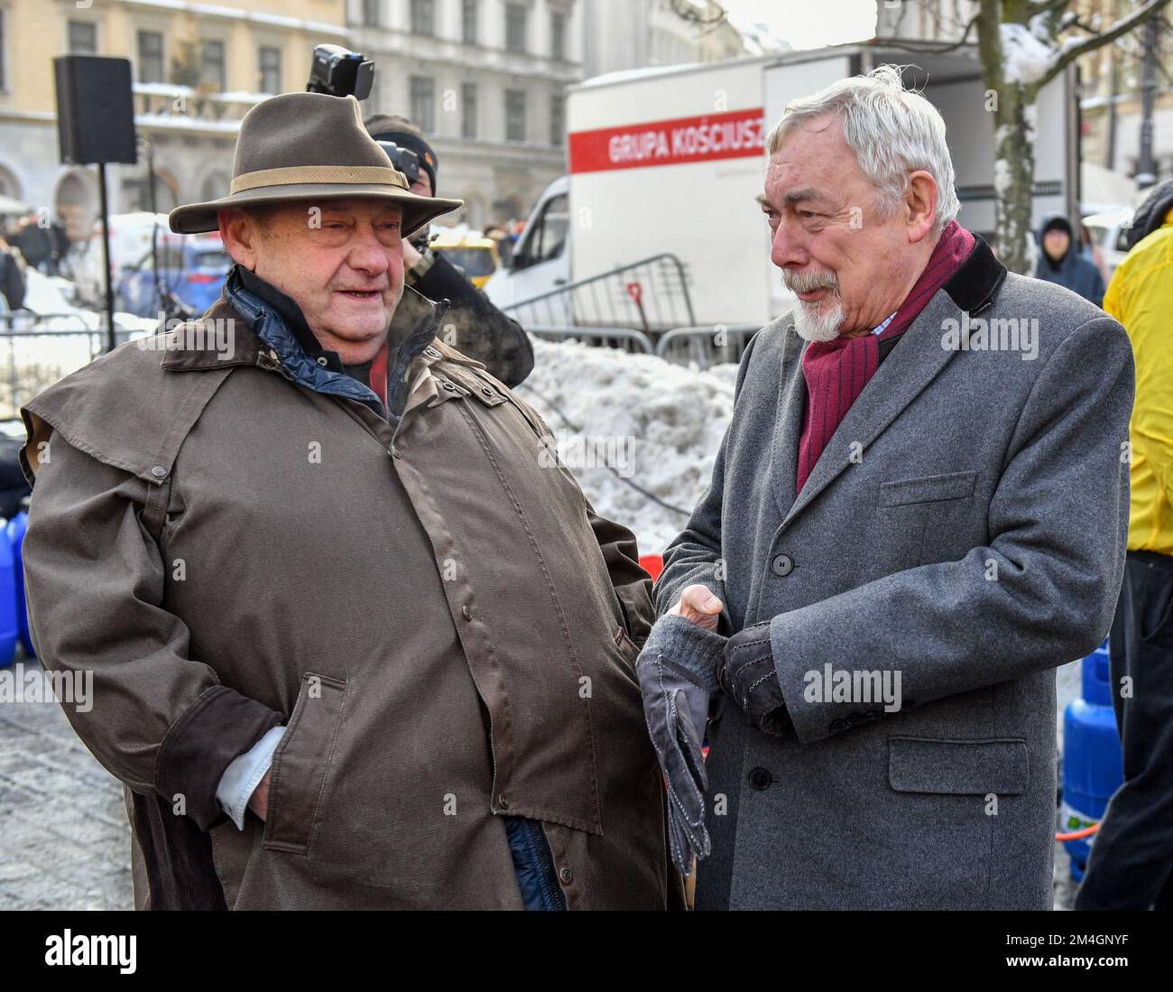 Krakau, Polen. 18.. Dezember 2022. Jan Kosciuszko (L) und der Bürgermeister von Krakau Jacek Majchrowski (R) während der Weihnachtsfeier. In Krakau zum 26.. Mal, Jan Kosciuszko, ein Gastronomiebetrieb, Geschäftsmann und Philanthrop, Organisierte einen Heiligabend für Bedürftige auf Krakaus Hauptmarktplatz. Über 50.000 Portionen und Pakete wurden ausgegeben. Kredit: SOPA Images Limited/Alamy Live News Stockfoto