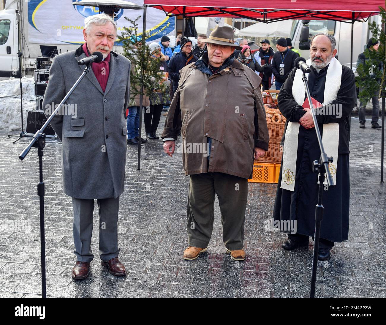 Krakau, Polen. 18.. Dezember 2022. Der Bürgermeister von Krakau Jacek Majchrowski (L) der Organisator des Heiligabends Jan Kosciuszko (C) Priester Tadeusz Isakowicz-Zaleski (R) spricht während der Heiligabend-Veranstaltung. In Krakau zum 26.. Mal, Jan Kosciuszko, ein Gastronomiebetrieb, Geschäftsmann und Philanthrop, Organisierte einen Heiligabend für Bedürftige auf Krakaus Hauptmarktplatz. Über 50.000 Portionen und Pakete wurden ausgegeben. Kredit: SOPA Images Limited/Alamy Live News Stockfoto