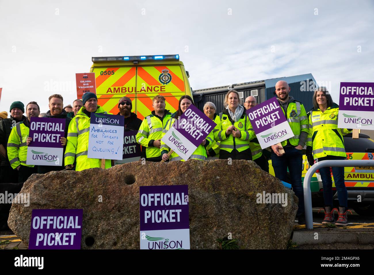 Großbritannien, Redruth, 21.. Dezember 2022, streikende Krankenwagen-Arbeiter reagierten nicht mehr auf alle außer lebensbedrohlichen Anrufe, als sie vor dem South Western Krankenwagen-Service Redruth Main Operationsbasis zum ersten Mal seit über 30 Jahren standen. Die Gewerkschaften sagen, dass das Personal weiterhin auf Fälle der Kategorie eins reagieren wird, wie etwa Herzinfarkte, aber Fälle der Kategorie zwei, einschließlich Schlaganfälle, würden eingeteilt, bevor eine Entscheidung darüber getroffen wird, ob ein Krankenwagen entsandt werden soll. Der Streik geht um die Patientenversorgung und die langen Verzögerungen in den Krankenhäusern.Credit Keith Larby/Alamy Live News Stockfoto