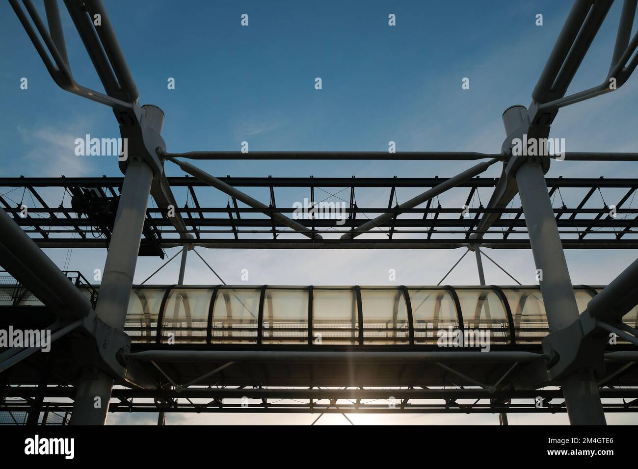 Paris, Frankreich: Das Centre Pompidou im Glas- und Stahldesign. Hightech-Architektur des Nationalmuseums für Moderne Kunst in Europa. Horizontaler Hintergrund. Stockfoto