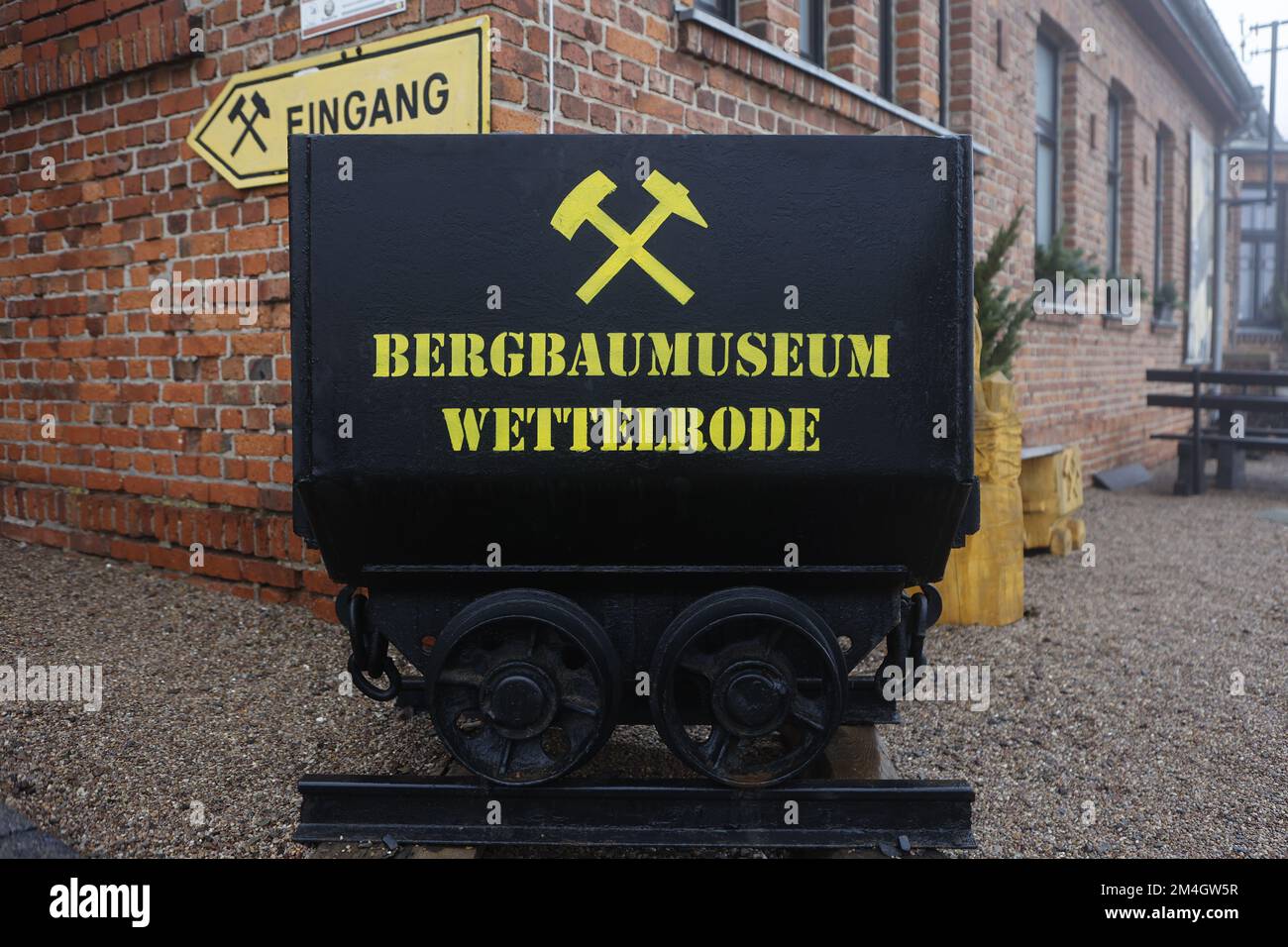 21. Dezember 2022, Sachsen-Anhalt, Wettelrode: Blick auf eine Jagd, auf der früher Gestein in der Mine transportiert wurde. Seit etwa 20 Jahren bietet das Erlebniszentrum Bergbau Röhrigschacht Wettelrode längere Untergrundausflüge in einer Tiefe von ca. 300 Metern an. Seit einigen Jahren gibt es eine Tour, bei der ein Teil der Strecke von Paddelbooten befahren wird. Die ersten Bergleute begannen vor etwa 800 Jahren, in der Region Mansfeld nach Kupfererz zu graben. Seit dem Jahr 1750 wurde der Bergbau intensiv betrieben. Insgesamt wurden etwa 2,6 Millionen Tonnen Kupfer und 14.213 Tonnen Silber aus dem Erz in der Arche gewonnen Stockfoto