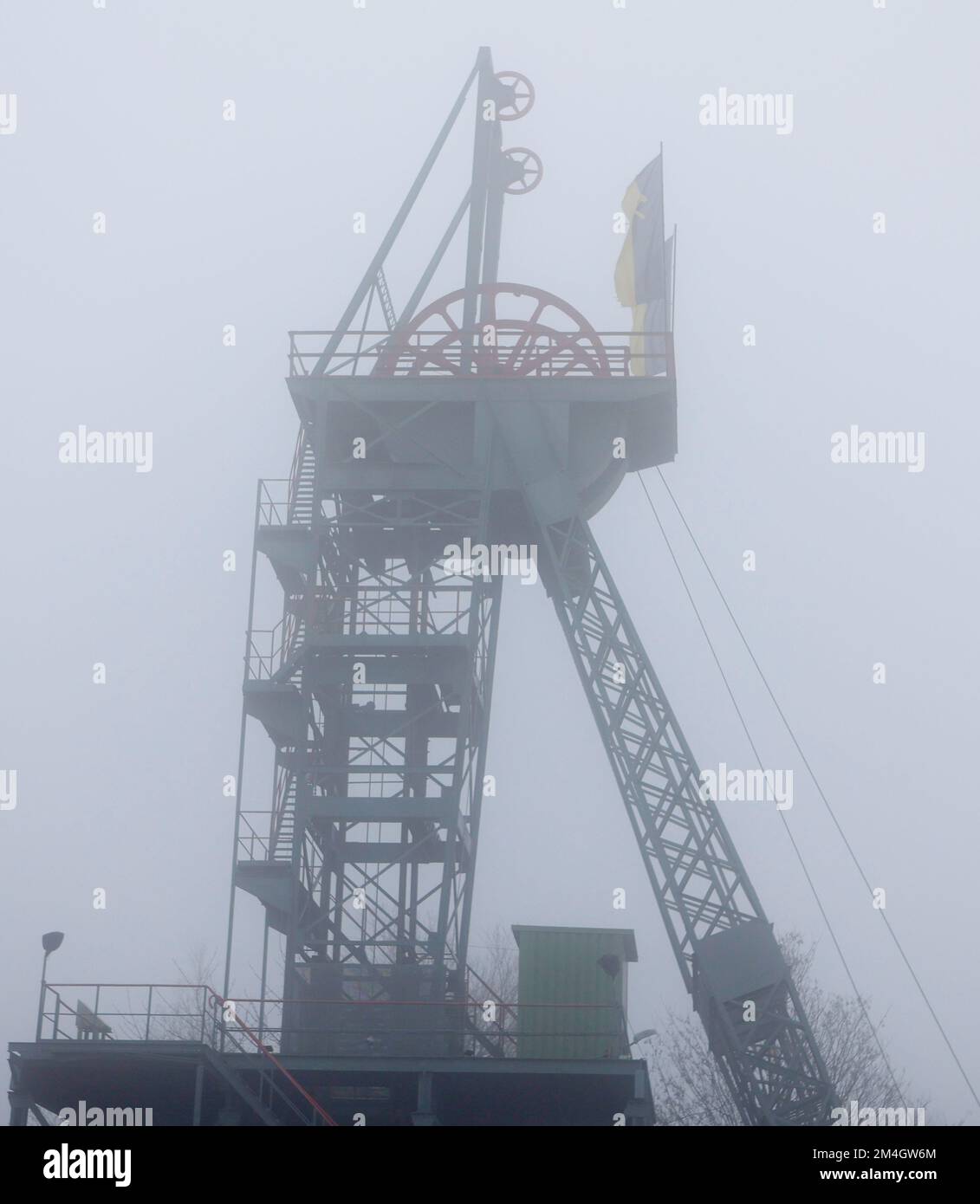 21. Dezember 2022, Sachsen-Anhalt, Wettelrode: Blick auf den gewundenen Turm der Röhrigschacht. Seit etwa 20 Jahren bietet das Erlebniszentrum Bergbau Röhrigschacht Wettelrode längere Untergrundausflüge in einer Tiefe von ca. 300 Metern an. Seit einigen Jahren gibt es eine Tour, bei der ein Teil der Strecke von Paddelbooten befahren wird. Die ersten Bergleute begannen vor etwa 800 Jahren, in der Region Mansfeld nach Kupfererz zu graben. Seit dem Jahr 1750 wurde der Bergbau intensiv betrieben. Aus dem Erz in der Region wurden insgesamt etwa 2,6 Millionen Tonnen Kupfer und 14.213 Tonnen Silber gewonnen. Fotopapier Stockfoto