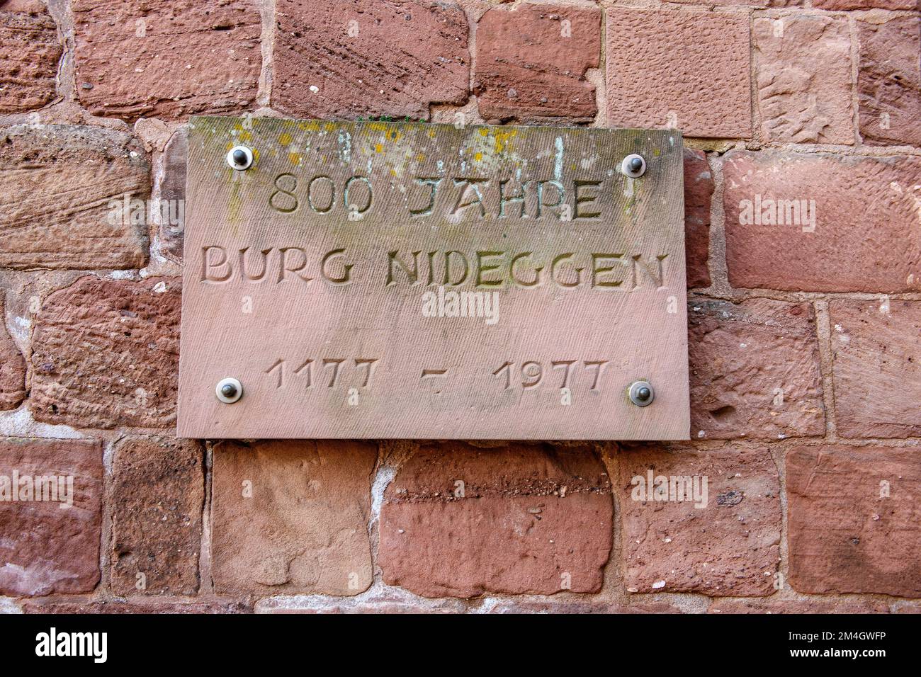 Steintafel mit Inschrift zu Jubiläum 800 Jahre Burg Nideggen 1177, 1977, Nideggen, Eifel, Nordrhein-Westfalen, Deutschland, Europa Stockfoto