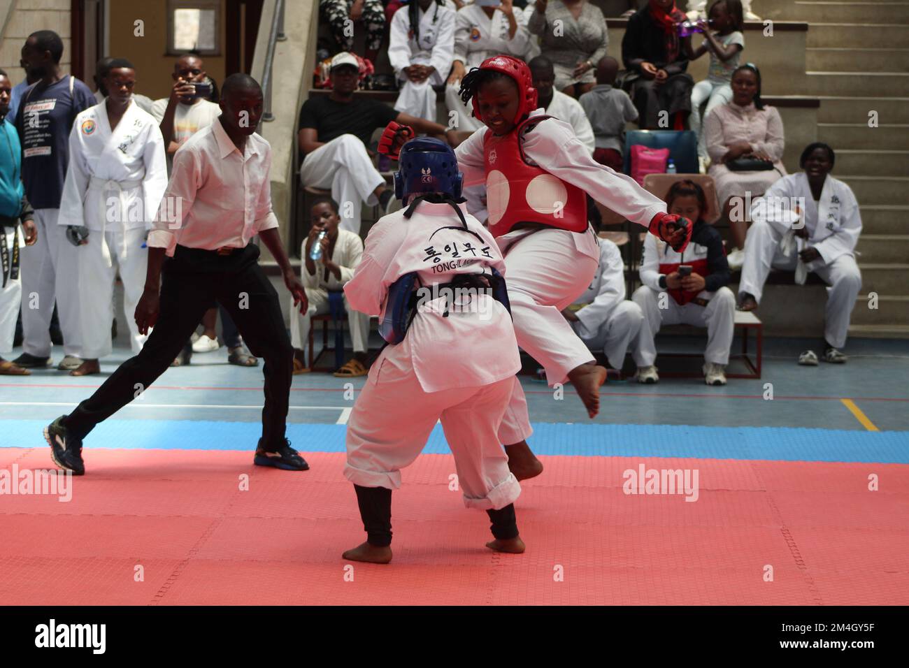 Die kenianische Schwergewichts-Salma Ali kämpft bei der offenen internationalen Tong IL Moo do Martial Arts Championship in Kenia gegen Lizzanne Adhiambo von Kenia. Stockfoto