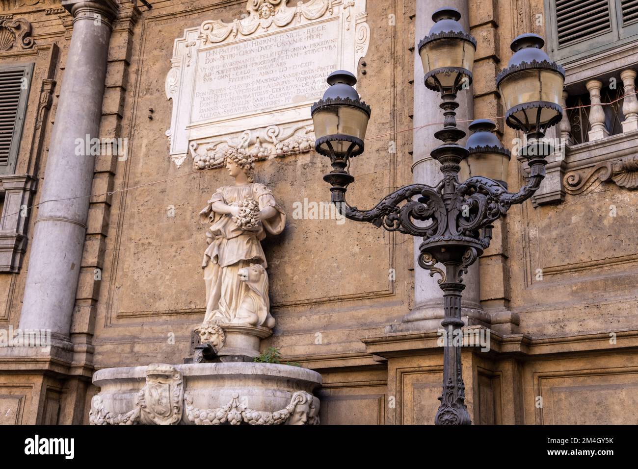 Details zum Quattro Anti in Palermo, Sizilien. Der Quattro Canti ist ein barocker, achteckiger öffentlicher platz mit vier Brunnen, die von kunstvoll verzierten Statu gekrönt sind Stockfoto