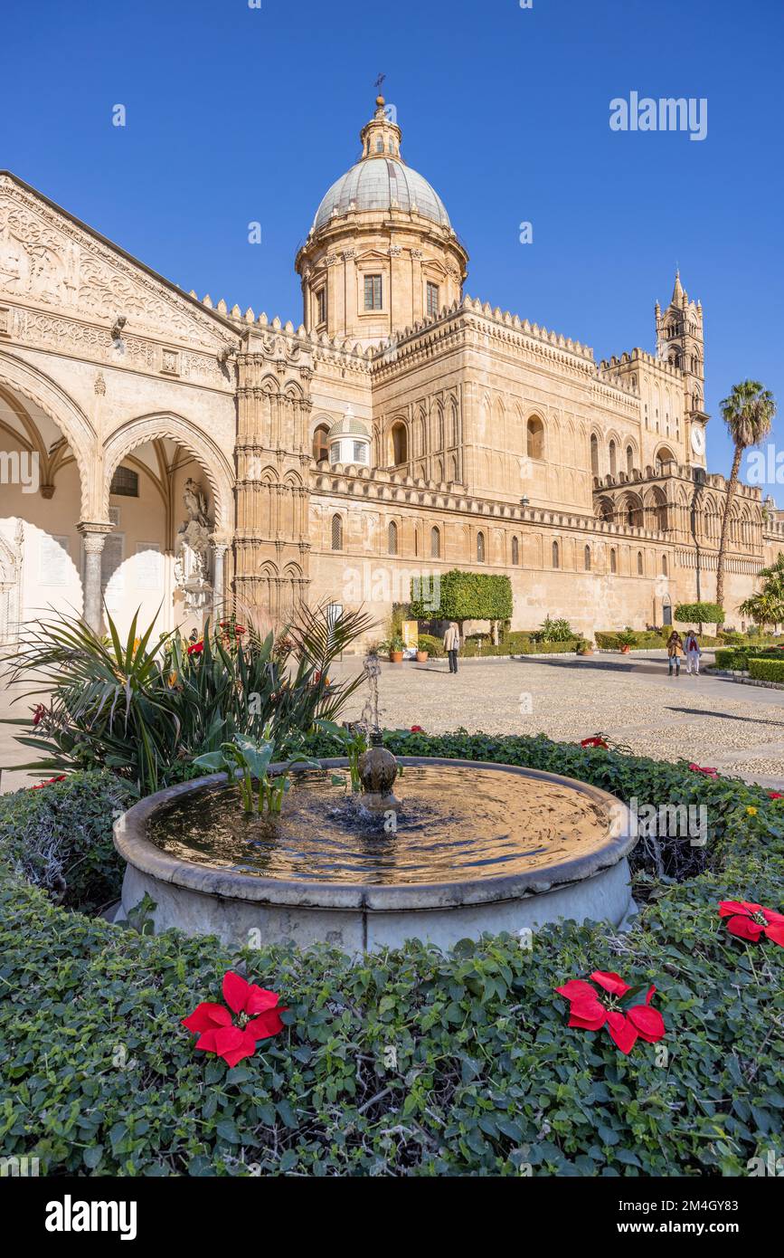 Die Kathedrale von Palermo ist die Kathedrale Kirche der Römisch-katholischen Erzdiözese von Palermo, Palermo, Sizilien, Süditalien. Es wird eingeweiht Stockfoto