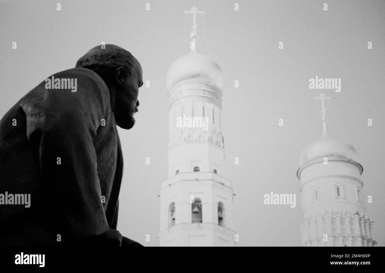 Blick nach oben auf Ein Bronzemonument Statue Eines sitzenden Wladimir Iljitsch Ulyanow, Lenin, Blick nach oben in Richtung des Iwan des Großen Glockenturms und des Himmelsglockenturms im Kreml Moskau, der nach dem Kommunisten entfernt wurde, Die Ära Der Sowjetunion Und Der Zusammenbruch Der Sowjetunion. Er Stand Im September 1990 Im Kreml Moskau Stockfoto