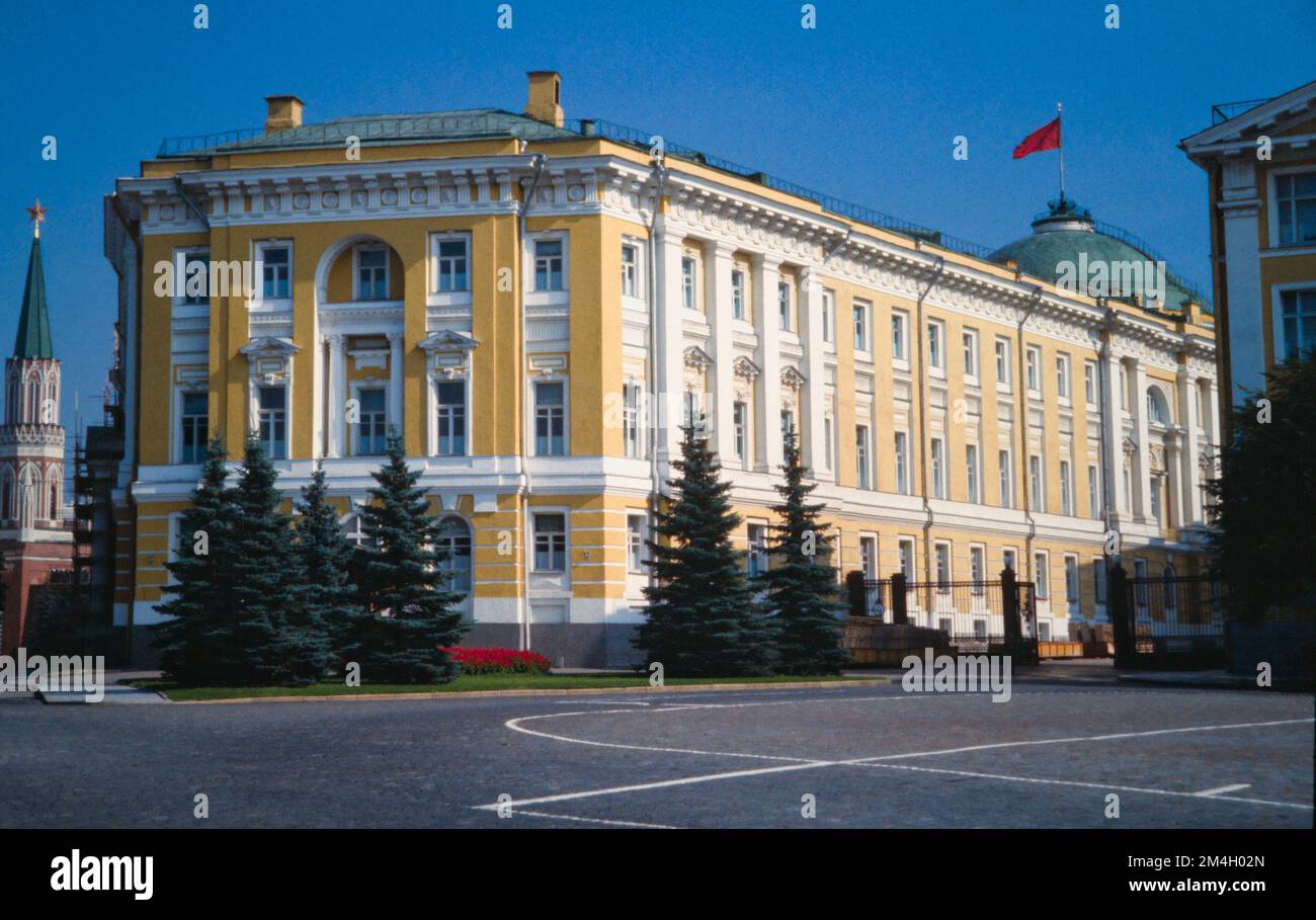 Historischer Blick auf die südliche Ecke des Kreml-Senats, das Gebäude des Senatspalastes im Kreml Moskau Russland während der Sowjetunion, unter der Flagge der Sowjetunion. September 1990 Stockfoto