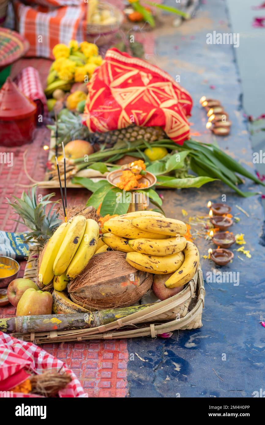 Hinduistische Gottesopfer für sonnengott während des Chhath Festivals aus verschiedenen Blickwinkeln Stockfoto