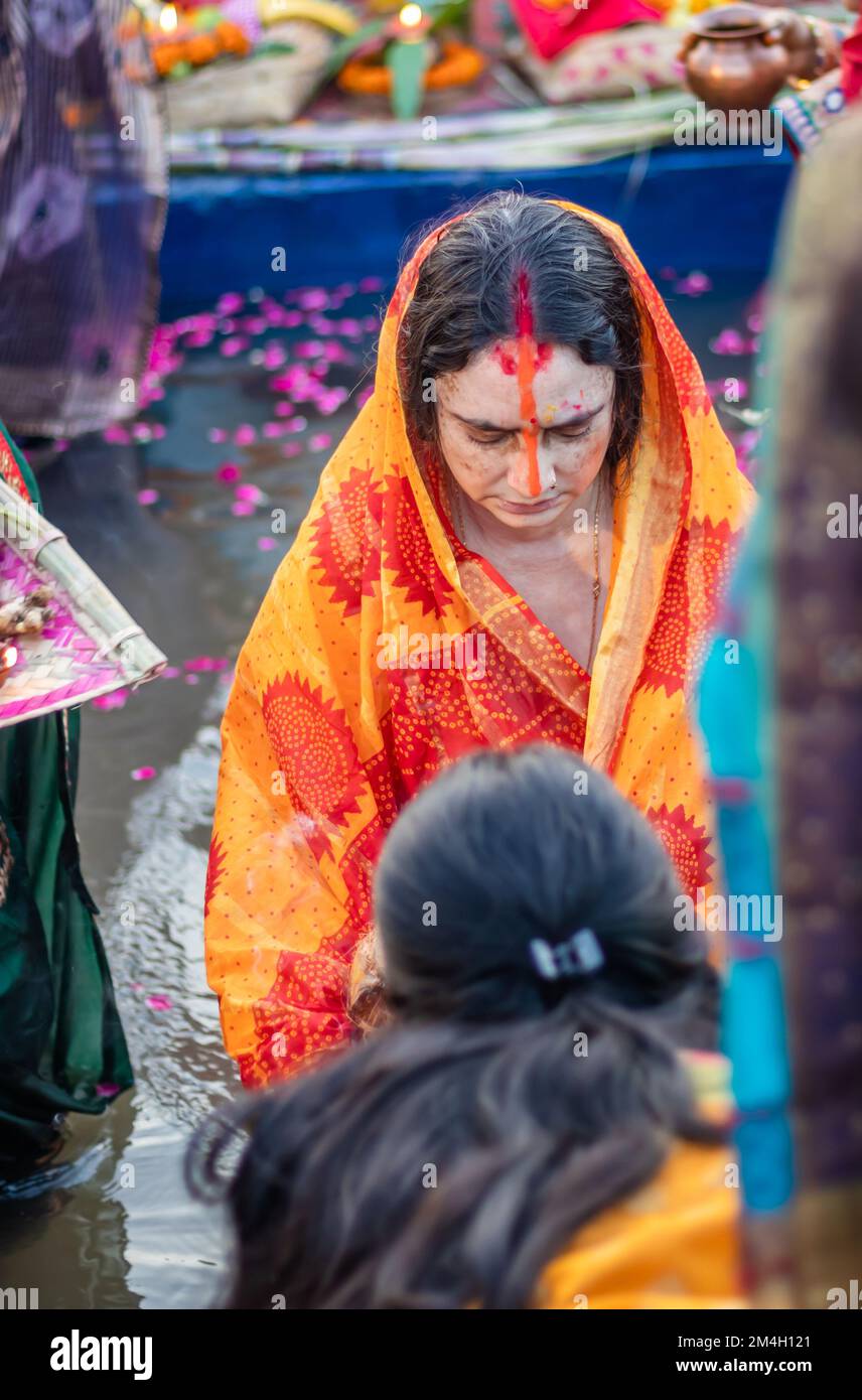 Ein Gläubiger betet für den sonnengott während des Chhath Festivals aus flachem Winkel Stockfoto