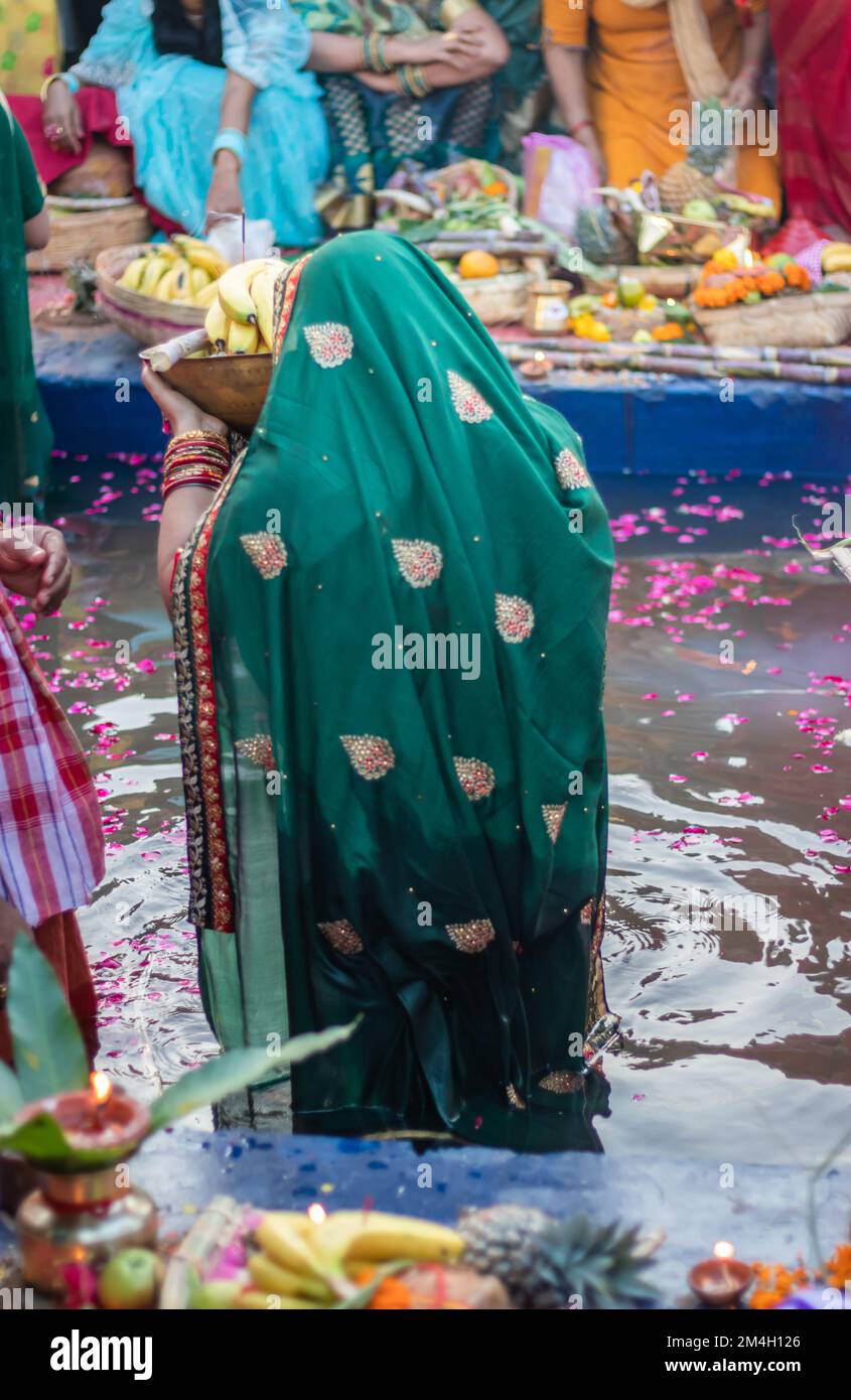Gläubiger betet mit religiösen Opfern für sonnengott im Chhath-Festival Stockfoto