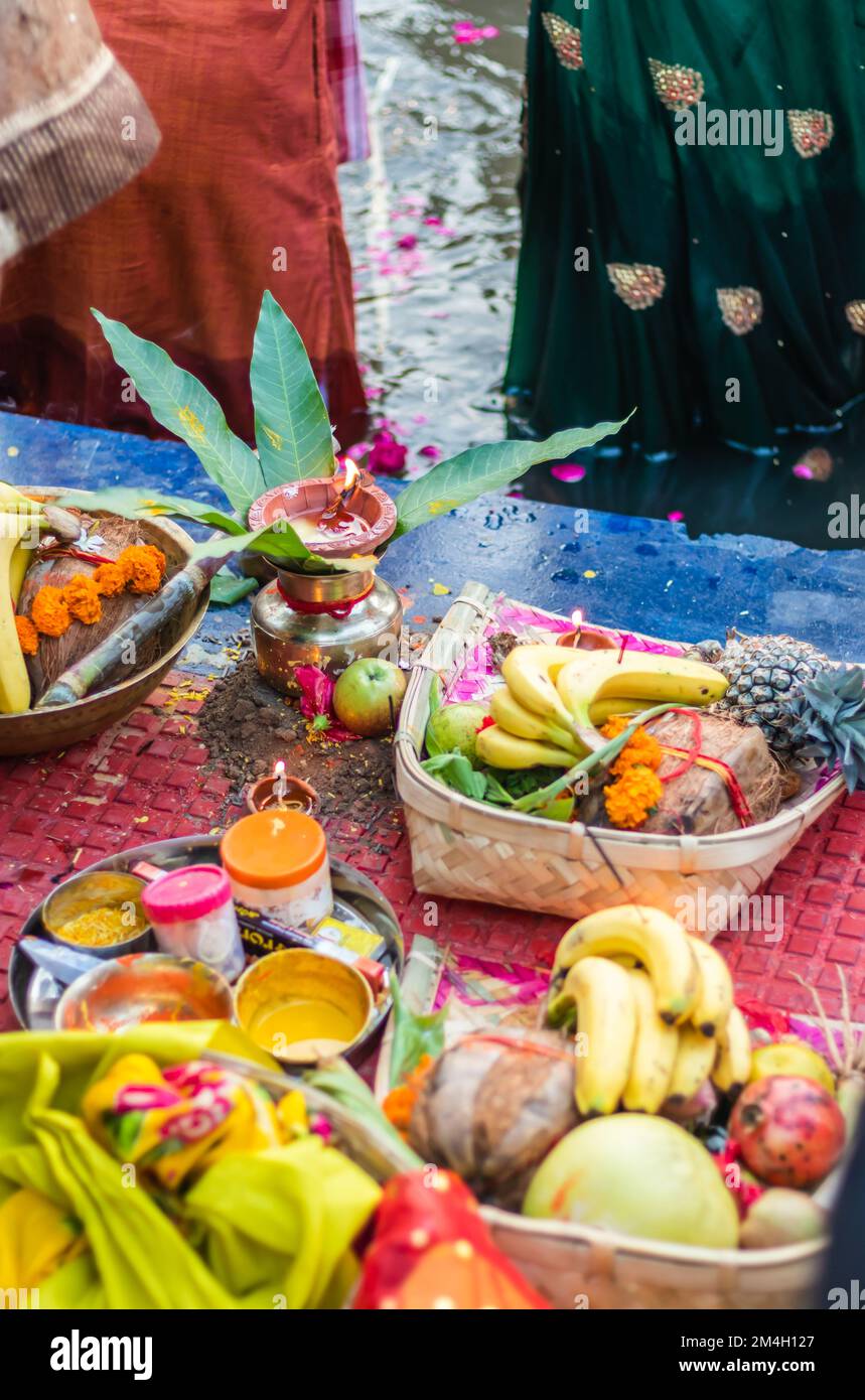 Hinduistische Gottesopfer für sonnengott während des Chhath Festivals aus verschiedenen Blickwinkeln Stockfoto