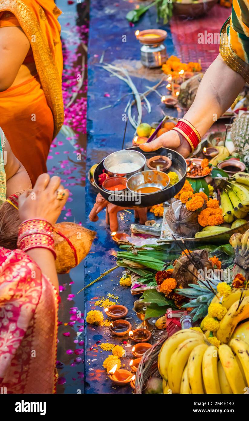 Gläubiger betet mit religiösen Opfern für sonnengott im Chhath-Festival Stockfoto