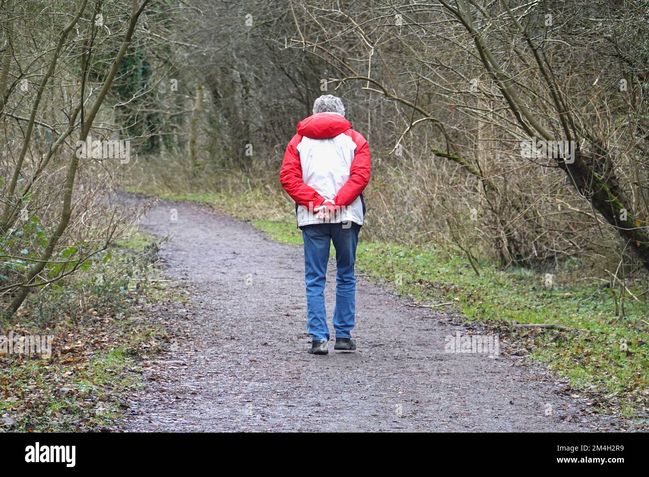 Ein Mann geht auf dem Sett Valley Trail in New Mills, Derbyshire Stockfoto