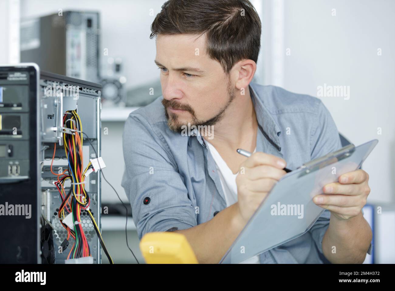 Ein professioneller Computerdienstmitarbeiter Stockfoto