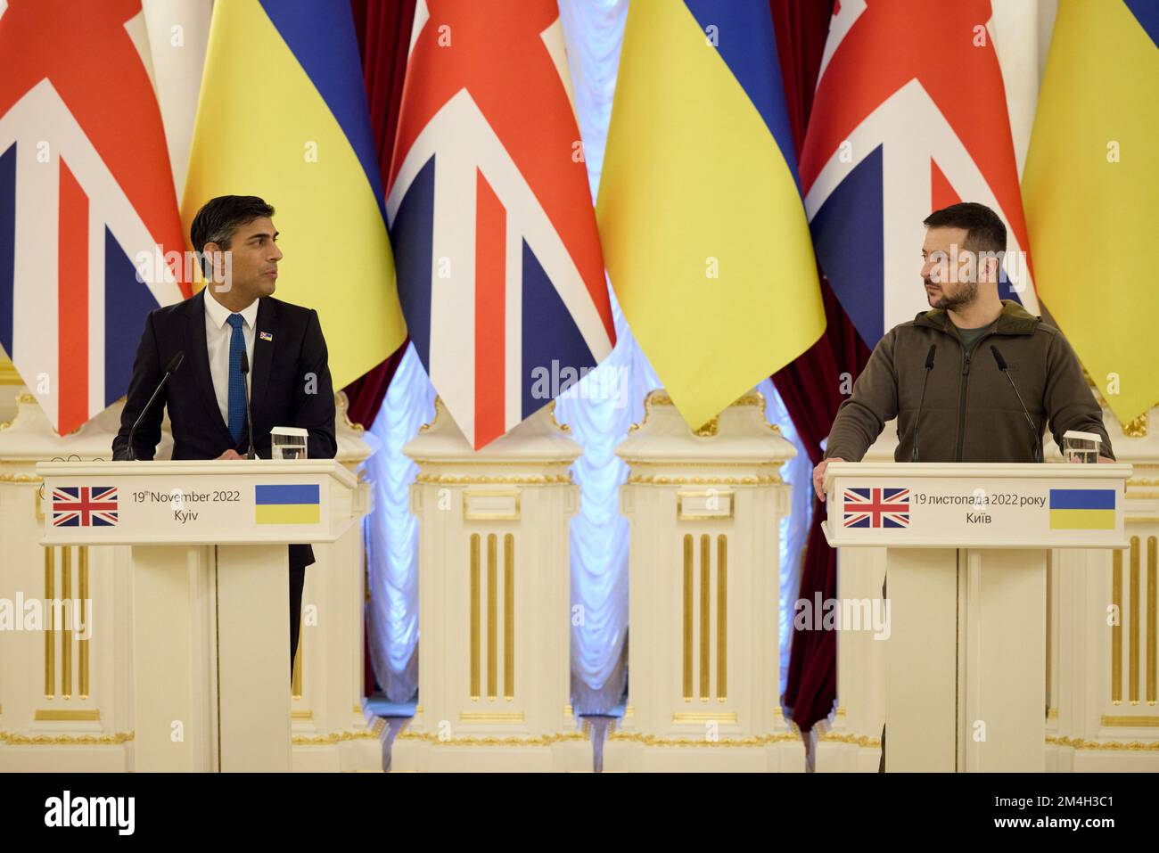 KIEW, UKRAINE - 19. November 2022 - der ukrainische Präsident Volodymyr Zelenskyy trifft sich mit dem britischen Premierminister Rishi Sunak in Kiew, Ukraine. Es Stockfoto