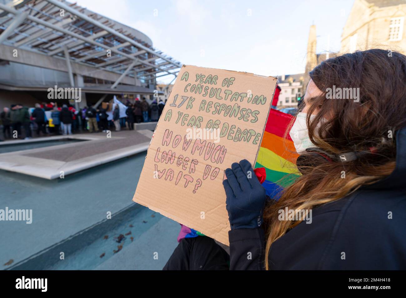 Edinburgh, Schottland, Großbritannien. 21.. Dezember 2022 Demonstranten, die von der Gruppe für Frauen in Schottland organisiert wurden, treffen sich vor dem schottischen Parlament, um die Schlussabstimmung über das Gesetz zur Reform der Geschlechteranerkennung (Schottland) abzuwarten, das heute verabschiedet werden soll. Das Gesetz würde allow16-Jährige dazu bringen, das Geschlecht durch Unterzeichnung einer Erklärung zu ändern. Die Gruppe ist gegen den Gesetzentwurf. Kleine Gegenproteste von Transaktivisten. Iain Masterton/Alamy Live News Stockfoto
