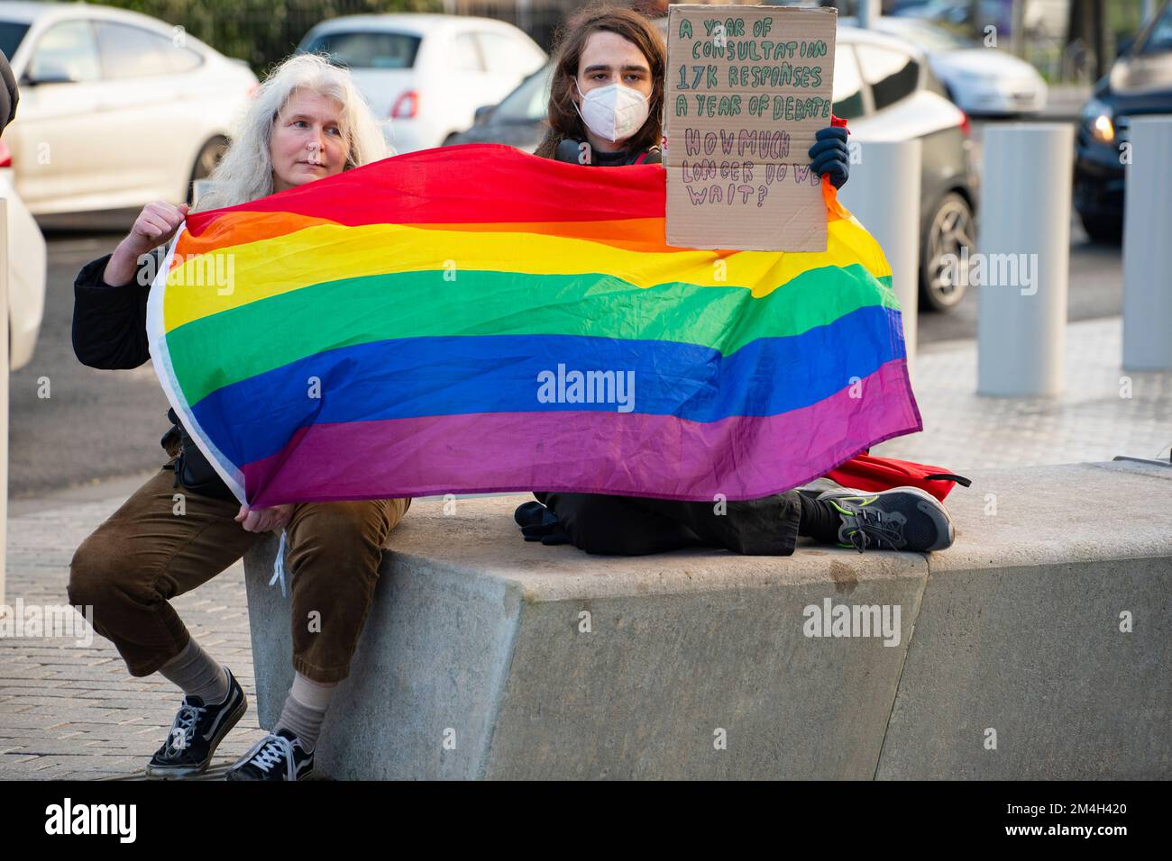 Edinburgh, Schottland, Großbritannien. 21.. Dezember 2022 Demonstranten, die von der Gruppe für Frauen in Schottland organisiert wurden, treffen sich vor dem schottischen Parlament, um die Schlussabstimmung über das Gesetz zur Reform der Geschlechteranerkennung (Schottland) abzuwarten, das heute verabschiedet werden soll. Das Gesetz würde allow16-Jährige dazu bringen, das Geschlecht durch Unterzeichnung einer Erklärung zu ändern. Die Gruppe ist gegen den Gesetzentwurf. Kleine Gegenproteste von Transaktivisten. Iain Masterton/Alamy Live News Stockfoto