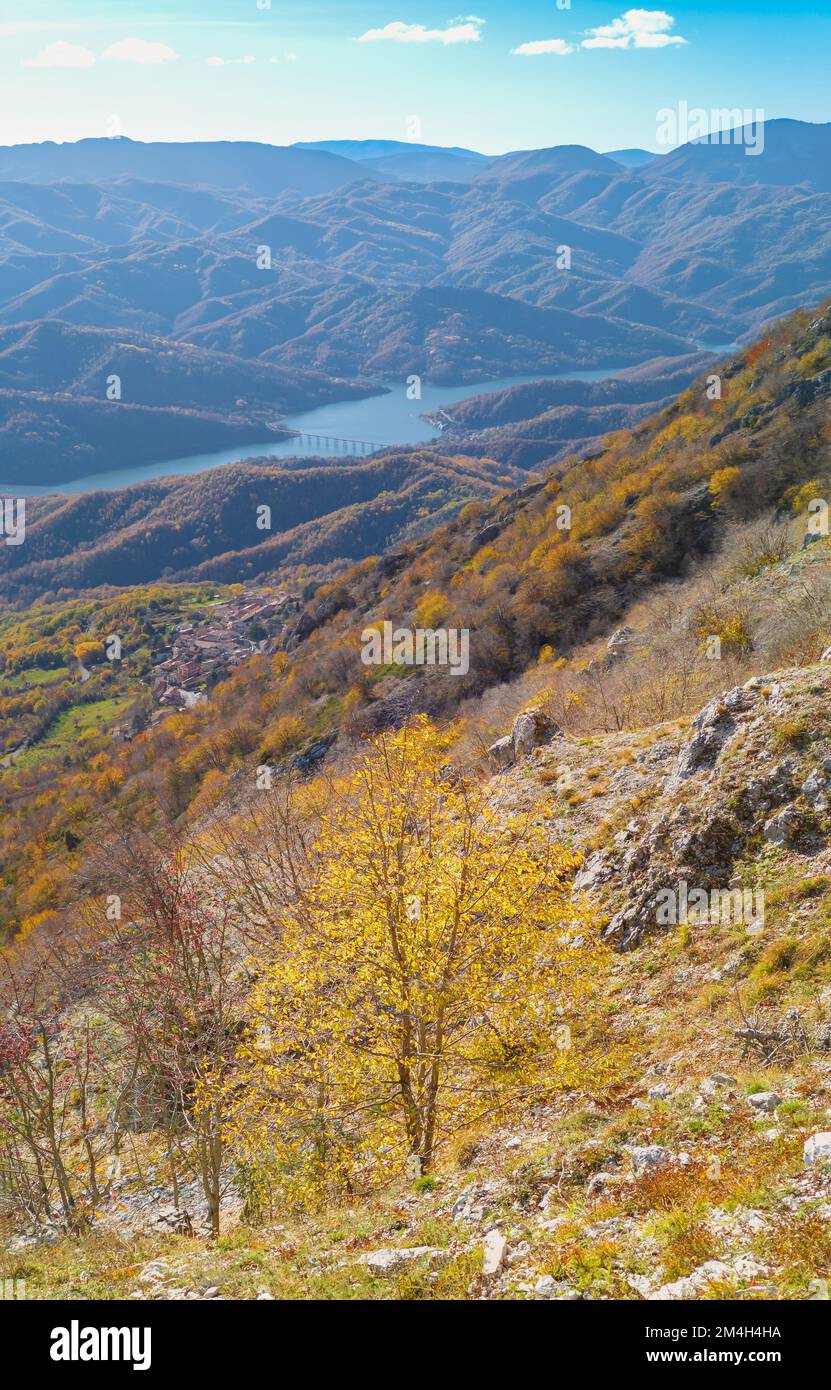 Monte La Serra (Italien) der Gipfel von Monti del Cicolano neben