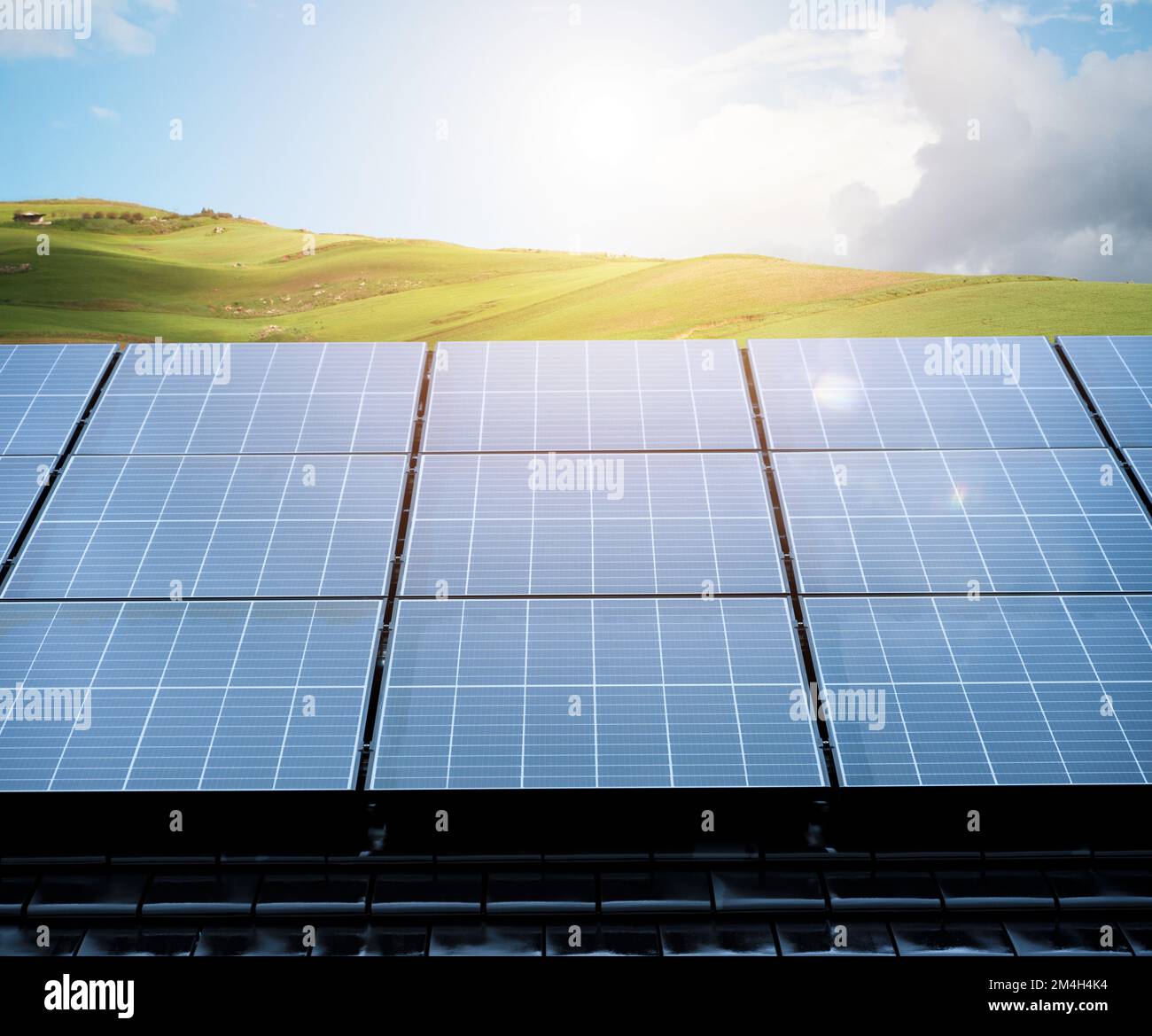 Erneuerbare Energieanlage mit Solarpanel für Warmwasser Stockfoto