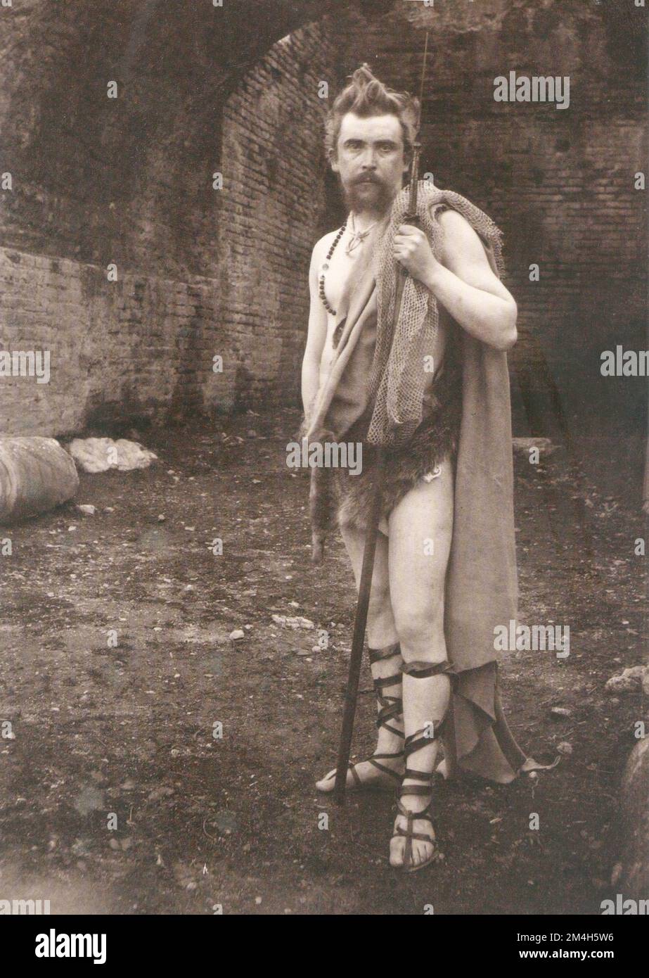 Wilhelm von Gloeden (1856-1931), Selbstporträt als Gladiator, im griechischen Theater Taormina - 1893 Stockfoto