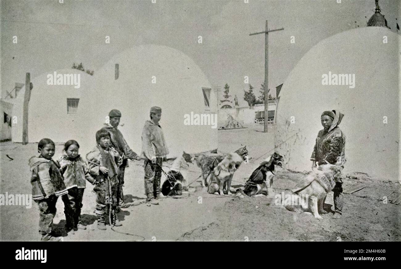 Isaiah West Taber Foto von Inuit Dorfbewohnern auf der San Francisco 1894 World Fair vor einigen Gebäuden, die wie Iglus gebaut wurden Stockfoto