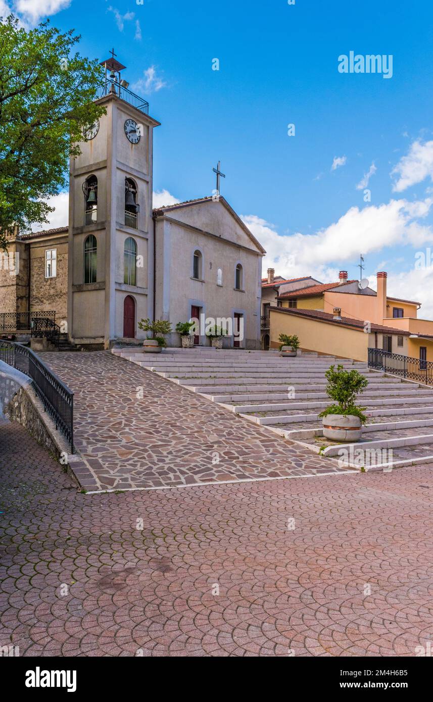 Montebello sul Sangro (Abruzzen, Italien) - Ein kleines Dorf in der Provinz Chieti, berühmt für die Geisterstadt Buonanotte, verlassen nach einem Erdrutsch Stockfoto