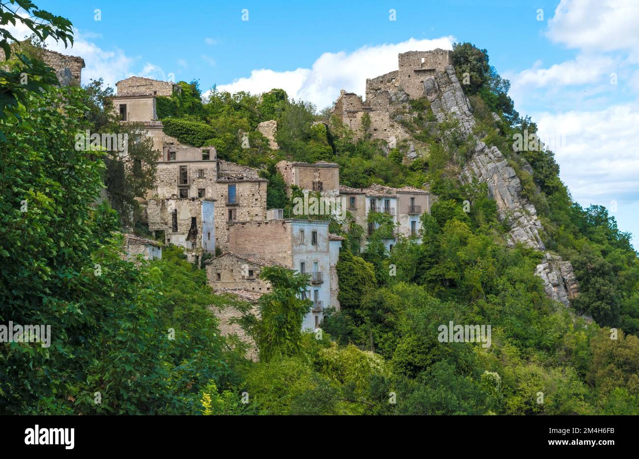 Montebello sul Sangro (Abruzzen, Italien) - Ein kleines Dorf in der Provinz Chieti, berühmt für die Geisterstadt Buonanotte, verlassen nach einem Erdrutsch Stockfoto