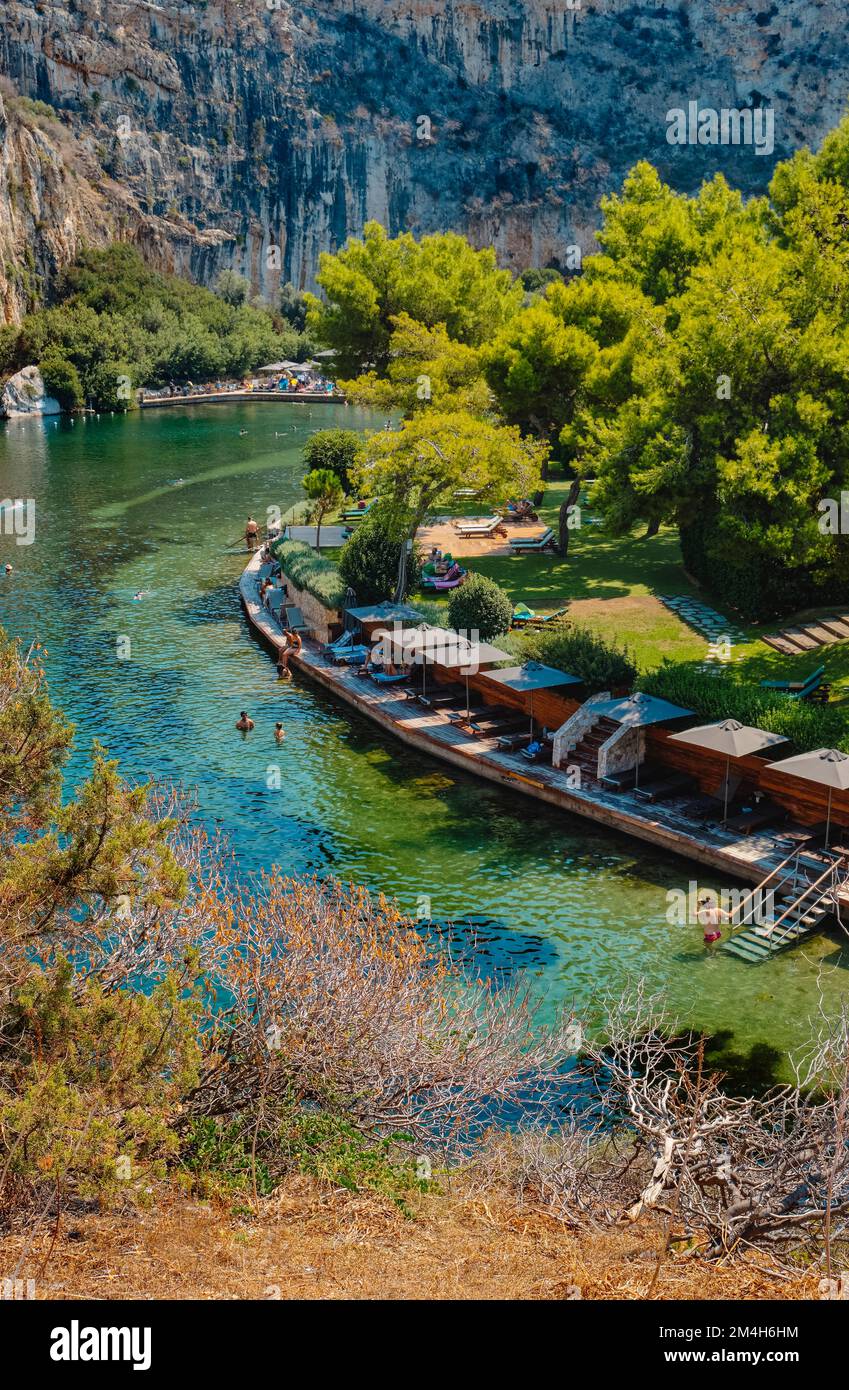 Vouliagmeni, Griechenland - 1. September 2022: Die Menschen genießen das gute Wetter eines Sommertags am See Vouliagmeni in Vouliagmeni, Griechenland Stockfoto