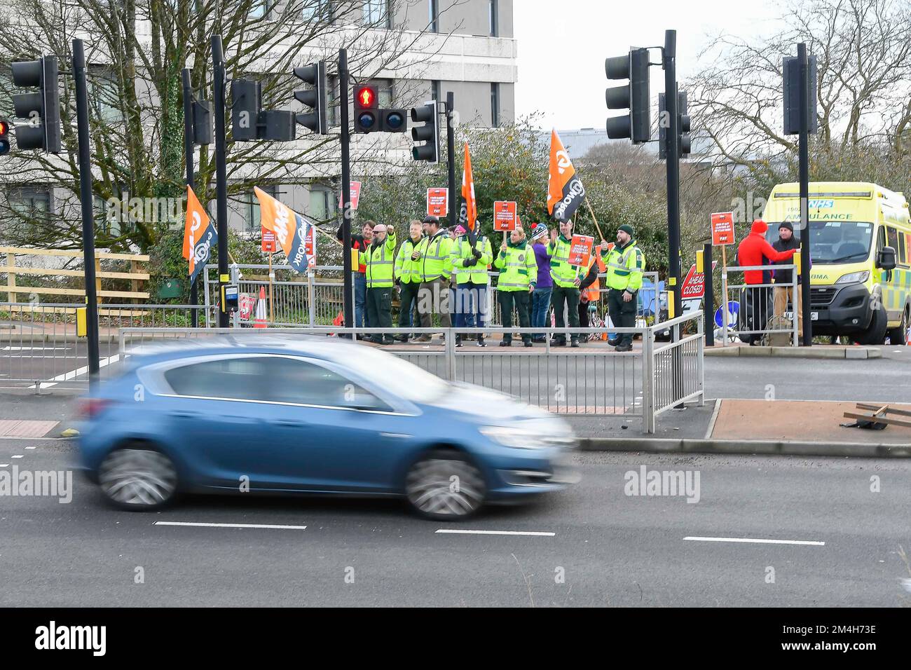 Plymouth, Devon, Großbritannien. 21.. Dezember 2022 GMB Union NHS Ambulanzarbeiter an der Streikpostierlinie neben dem A386 im Derriford Hospital in Plymouth, Devon während des nationalen Ambulanzstreiks für eine Lohnerhöhung über Inflation während der Lebenshaltungskostenkrise. Bildnachweis: Graham Hunt/Alamy Live News Stockfoto