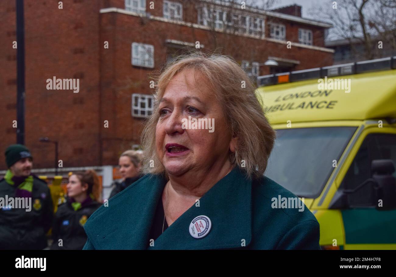 London, England, Großbritannien. 21.. Dezember 2022. CHRISTINA MCANEA, Generalsekretärin von Unison, spricht vor dem Londoner Ambulanzdienst vor den Medien, während Tausende von Krankenwagen- und Sanitätern ihren Streik in einem Streit über Bezahlung und Bedingungen beginnen. (Kreditbild: © Vuk Valcic/ZUMA Press Wire) Stockfoto